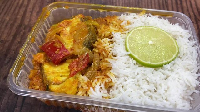 Curry de requin et riz dans une barquette