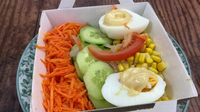 Salade compos&eacute;e dans une barquette