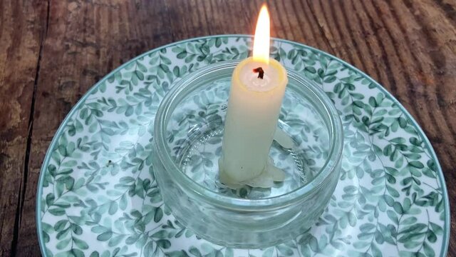 Bougie sur une assiette