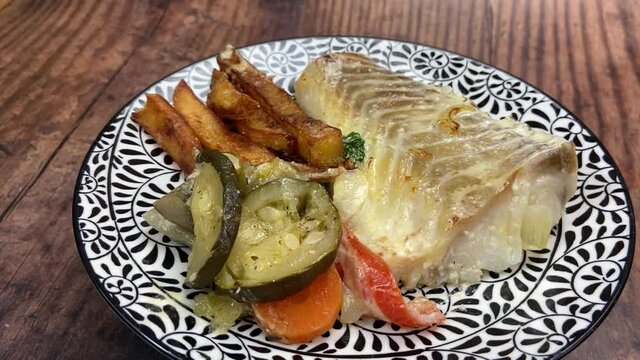 Filet de colin, frites et l&eacute;gumes sur une assiette