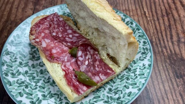 Sandwich baguette au saucisson et cornichon