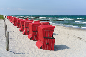 Viele rote Strandkörbe am Ostseestrand