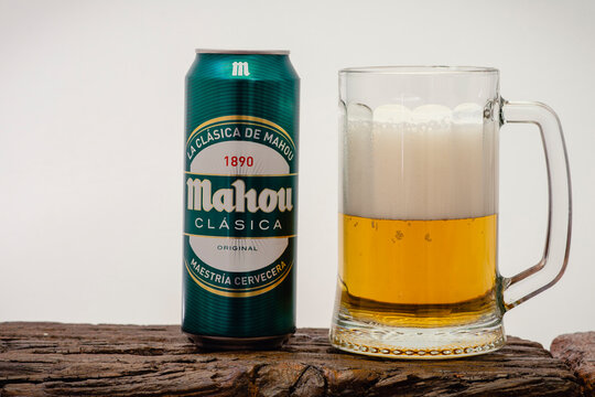 Jerez de la Frontera, C&aacute;diz, Espa&ntilde;a, 8 de julio de 2021, Cl&aacute;sica de Mahou, lata de cerveza de 50cl y un vaso con cerveza fr&iacute;a con espuma, sobre fondo blanco.