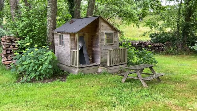Cabane en bois pour enfants dans un jardin de la Ni&egrave;vre, Bourgogne