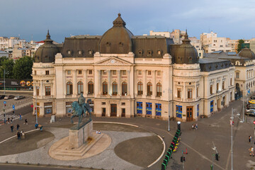 Aerial view of a beautiful view of the building of the Central University Library with equestrian monument to King Karol I in front of him in Bucharest, Romania - obrazy, fototapety, plakaty