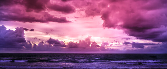 Coucher de soleil violet sur la mer