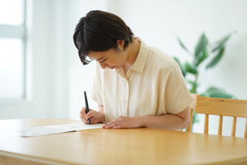 筆ペンの練習をする女性