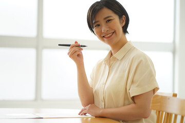 	筆ペンの練習をする女性