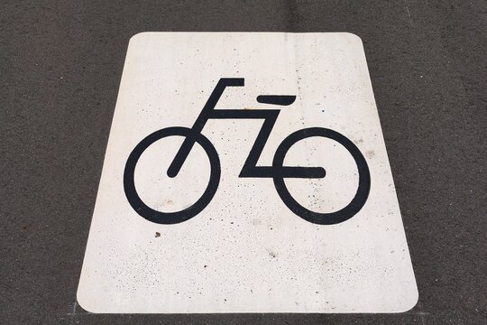 道路に書かれた自転車専用道路の表示