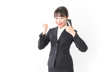 引っ越しをする若い女性