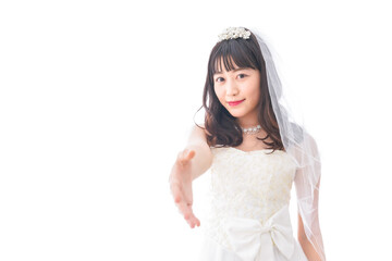 握手をするドレス姿の花嫁