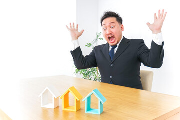 不動産を見て驚く男性