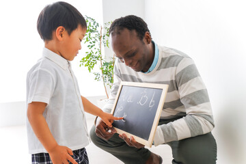 インターナショナルスクールで勉強する子ども