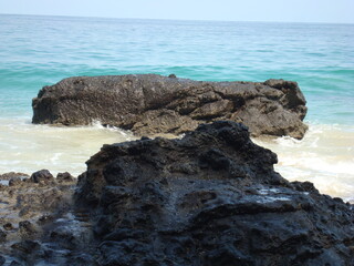 Fototapeta na wymiar Playa rocosa con horizonte marino