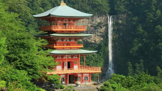 三重塔と那智の滝　和歌山県