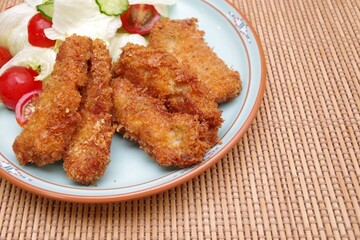ポークカツと野菜サラダ