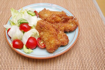 ポークカツと野菜サラダ