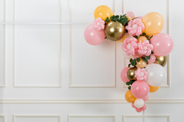 Make flowers with balloons and decorate the interior with backdrops.