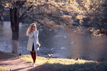 Naklejka premium walk in autumn park / beautiful girl in autumn park, model female happiness and fun in yellow trees October
