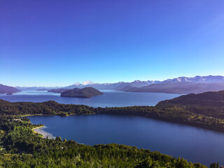 Vista a Circuito Chico, Lago Nahuel Huapi, Bariloche, Colonia Suiza, Cerro Campanario, Argentina. Montañas, Cordillera de los Andes