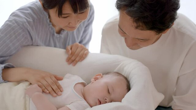 赤ちゃんを見守る両親