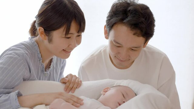 赤ちゃんを見守る両親