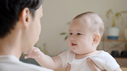 赤ちゃんと遊ぶパパ　イクメンイメージ