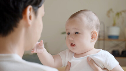 赤ちゃんと遊ぶパパ　イクメンイメージ