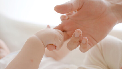 パパの手を握る赤ちゃんの手