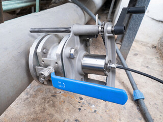 Ball valve with built-in measuring sensor and remote control with control room.