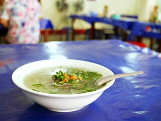 ラオスの麺料理カオピヤックセン（ビエンチャンのローカルレストランにて）
