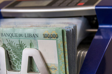 Obraz premium Lebanese Lira Currency being counted by a money counting machine