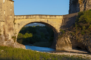 Fototapeta na wymiar pont romain de Vaison-la-Romaine