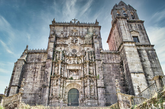 Fachada oeste de la bas&iacute;lica menor de Santa Mar&iacute;a la Mayor de estilo g&oacute;tico isabelino y plateresco en Pontevedra, Espa&ntilde;a