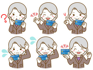 スーツを着た高齢女性の、クレジットカードに関する疑問と解決