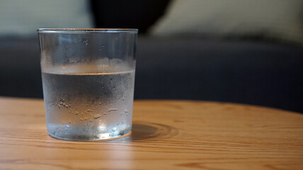 グラスに水滴の付いたお水