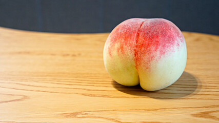 テーブルに置かれた桃