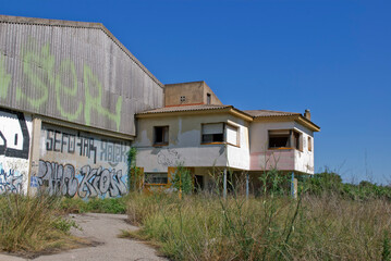 Fototapeta na wymiar vieja fabrica abandonada