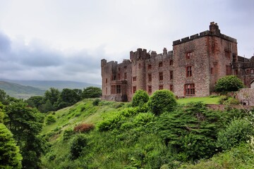 Obraz premium muncaster castle on a hill with view 