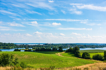 Hügelige Landschaft in der Holsteinischen Schweiz, im Hintergrond die Seeenplaate um die Kreisstadt Plön und das Plöner Schloß