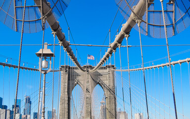 ニューヨーク、摩天楼を背景にブルックリン橋にはためく星条旗