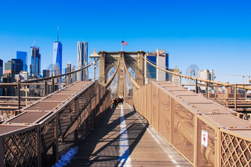 ニューヨーク、摩天楼を背景にブルックリン橋にはためく星条旗