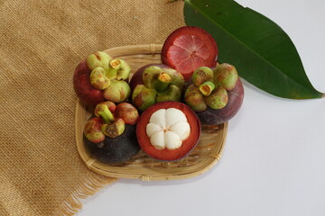 the mangosteen fruit on the table