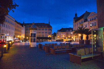 Fototapeta premium Abendliche Stadtansicht am Postplatz mit historischer Architektur, Litfaßsäule und herbstlicher Beleuchtung zur blauen Stunde, Görlitz, Landkreis Görlitz, Sachsen, Deutschland