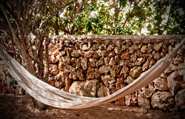 Hamaca a la sombra para el relax, la lectura, el contacto con la naturaleza