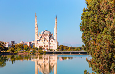 Naklejka premium The Stone Bridge and Sabanci Mosque, Adana, Turkey 