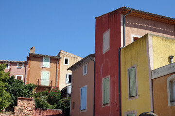 Bunte Häuser in Roussillon, Provence