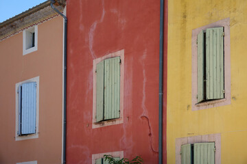 Bunte Häuser in Roussillon, Provence