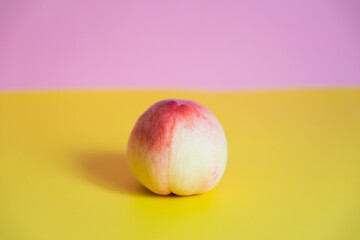 1個の桃　黄色とピンクの背景