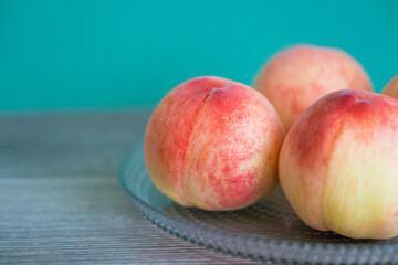 皿の上の4つの桃　ふるさと納税の返礼品